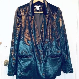 Double breasted tuxedo style, shiny velvet blazer